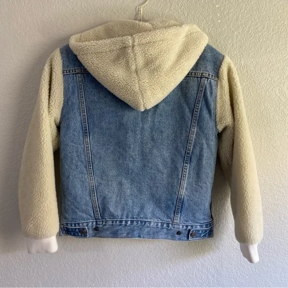 LEVI’S Ex-Boyfriend Sherpa-Lined Denim Trucker Jacket - Picture 10 of 14